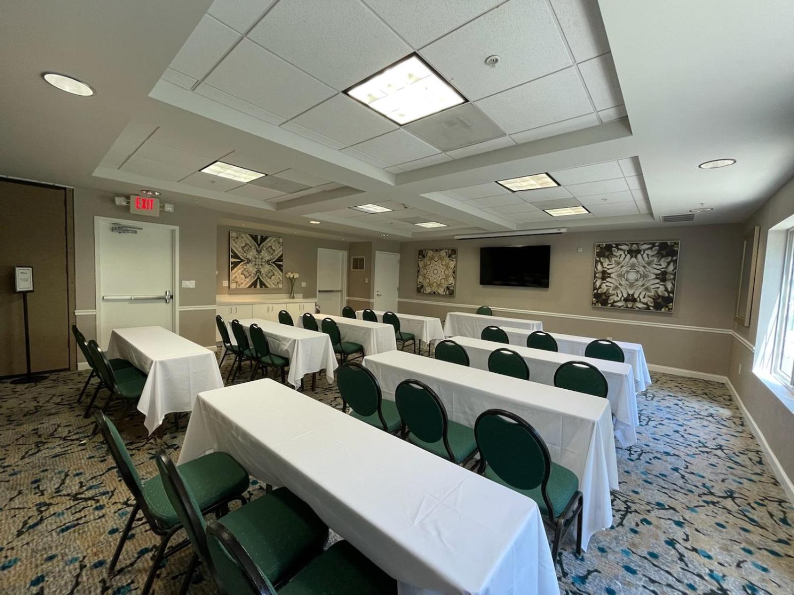 Hilton Garden Inn Calabasas Exterior photo